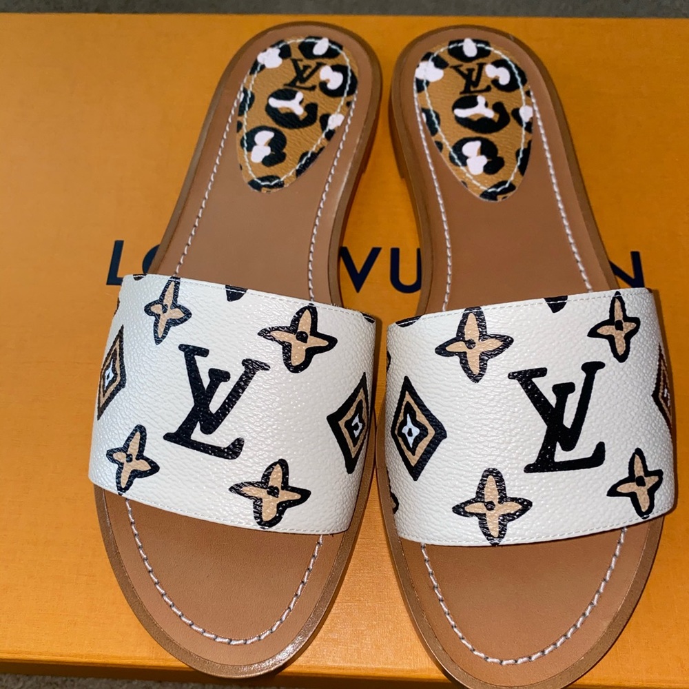 Limited edition Lv locket flat mule